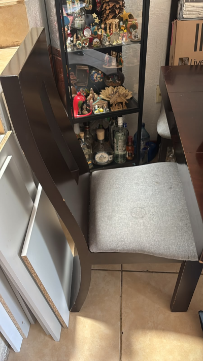 Comedor 6 sillas y credenza, es chocolate con piedra