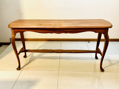Mesa credenza de cedro blaco medidas , modelo 1960: 1.51x0.46x0.74H.