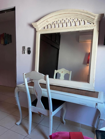 Tocador, mesa, espejo y silla