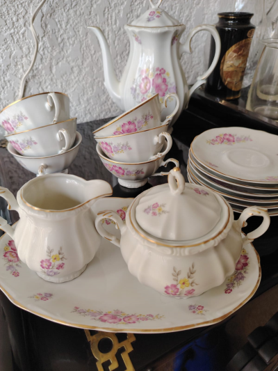 Comedor completo para 8 personas + bufetera + vajillas + cristalería