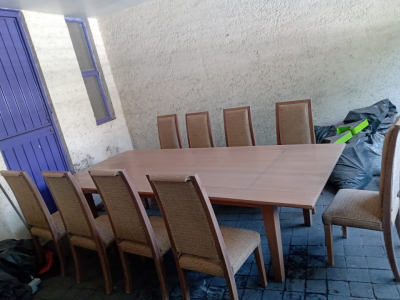 Conedor de caoba con 10 sillas y trinchador 