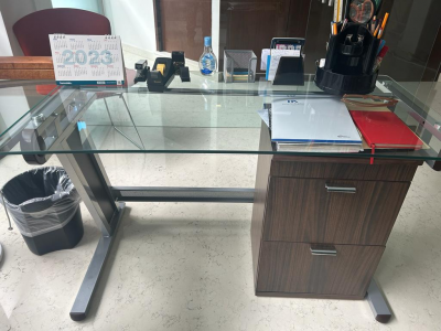Escritorio de vidrio templado en escuadra