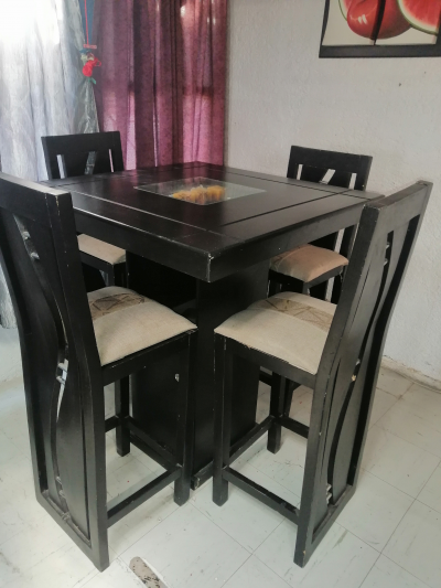 Bonito Comedor alto  de 4 sillas 