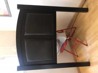 Recámara con 2 bases individuales, 2 burós, 2 colchones individuales y 2 cabeceras 