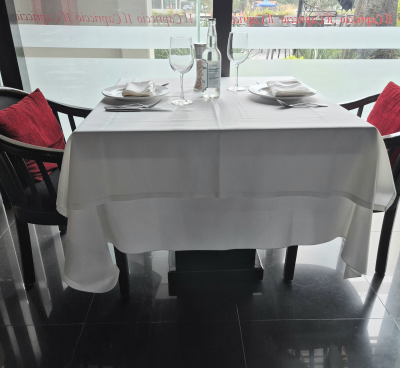 Mesa de madera café de excelente calidad 