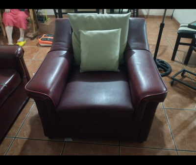 Comedor de 4 sillas,sala de 3 plazas,camas,librero
