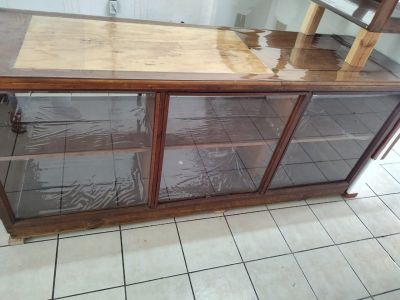 Mostrador madera y vidrio