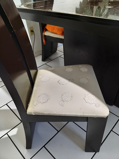 Comedor de madera  con 4 sillas