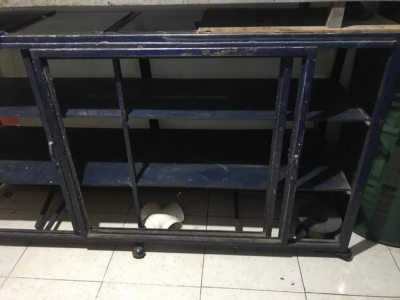 dos mostradores  y 7 anaqueles 