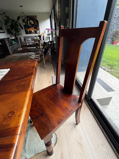 Comedor con 4 sillas y una banca