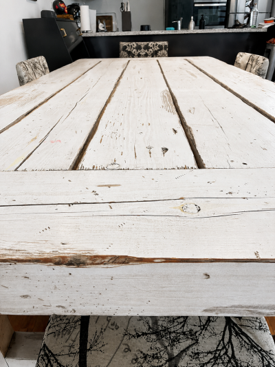 Mesa de comedor de madera maciza.