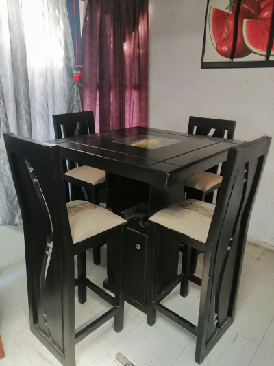 Bonito Comedor alto  de 4 sillas 