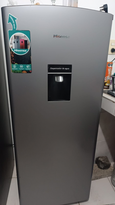 Refrigerador Hisense 7 Pies con Dispensador de Agua - Grafito