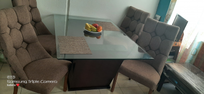 Comedor con 4 sillas y 1 banco 