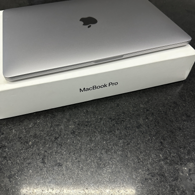 MacBook Pro 2019 Touch Bar Y Touch ID. Gris.