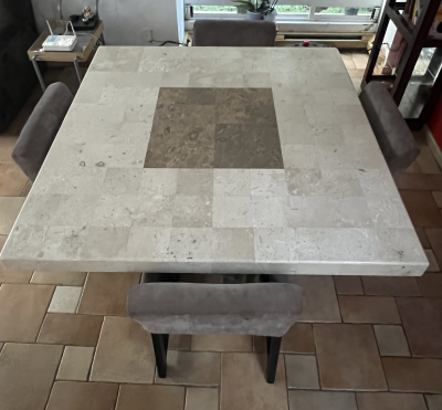Comedor de marmól con 5 sillas 