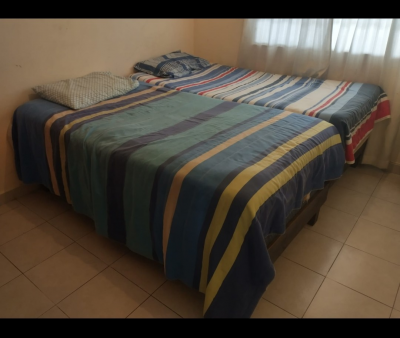 Comedor de 4 sillas,sala de 3 plazas,camas,librero