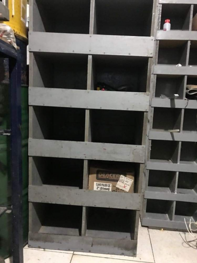 dos mostradores  y 7 anaqueles 