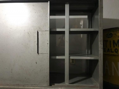 dos mostradores  y 7 anaqueles 