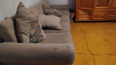 sillón o sofá  de color beige/marrón claro, 