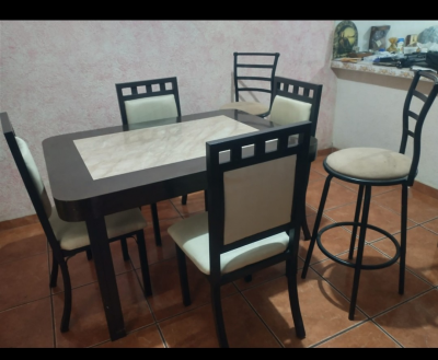 Comedor de 4 sillas,sala de 3 plazas,camas,librero