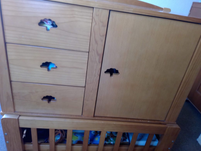 Cuna, ropero y cama individual en 1