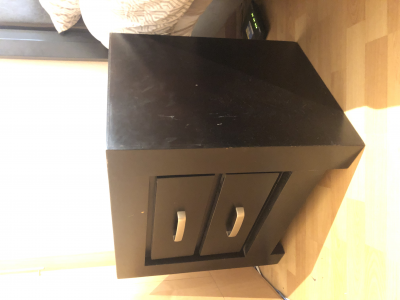 Recámara con 2 bases individuales, 2 burós, 2 colchones individuales y 2 cabeceras 