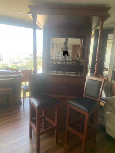 Cantina con bancos de lujo