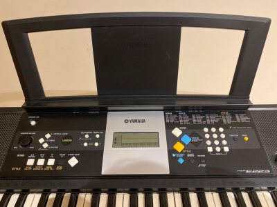 Teclado digital YAMAHA moedlo e 223