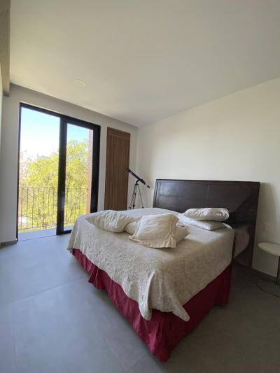 Cama King size con cabecera 