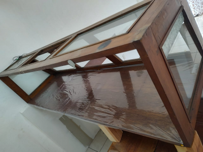Mostrador madera y vidrio