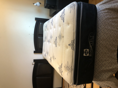 Recámara con 2 bases individuales, 2 burós, 2 colchones individuales y 2 cabeceras 