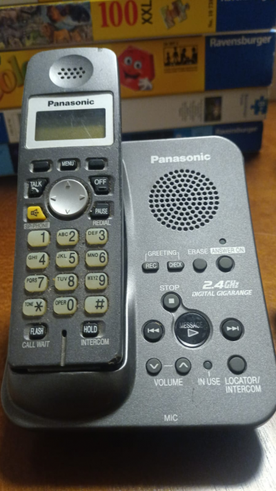 Teléfono inalámbrico Panasonic 2.4 GHz con contestadora.