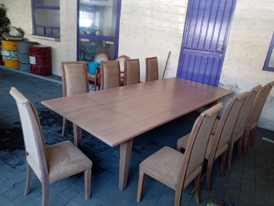 Conedor de caoba con 10 sillas y trinchador 