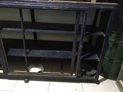 dos mostradores  y 7 anaqueles 