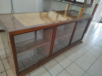 Mostrador madera y vidrio