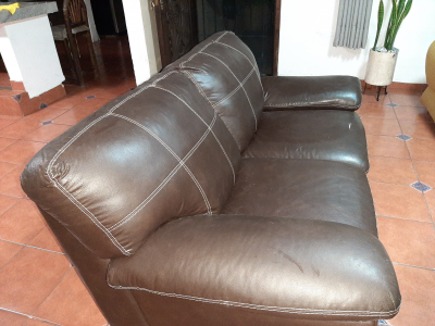 Sofá de 2 plazas color café – seminuevo