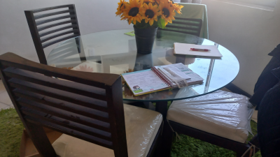 Comedor con cuatro sillas y mueble para trastos