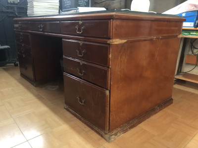 Escritorio madera con vidrio