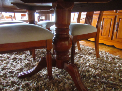 Comedor 6 sillas 2 sillones, vitrina y trinchador