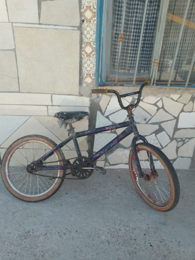 Cantinera y dos bicicletas 