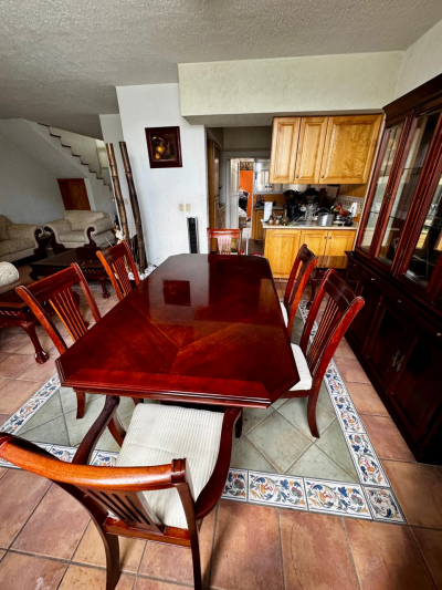 Comedor con 6 sillas, vitrina y 3 cuadros decorativos