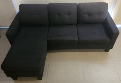Kingshouse Sala Esquinera Modular 3 Plazas con Taburete de Madera | Tapizado tipo lino | Cojines con fundas removibles | Diseño moderno y elegante | Perfecta para sala o estancia  (Negro)