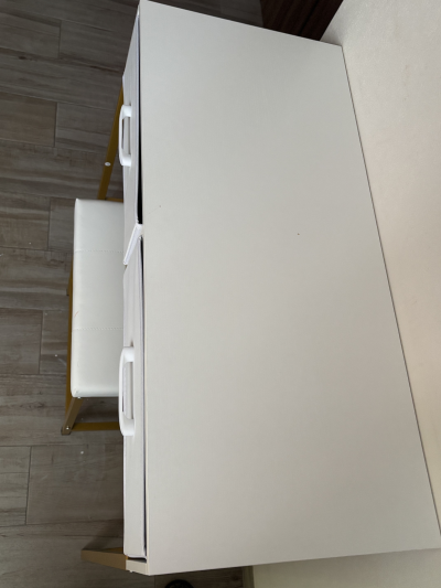 Tocador Vanity con un banco y dos cajones 