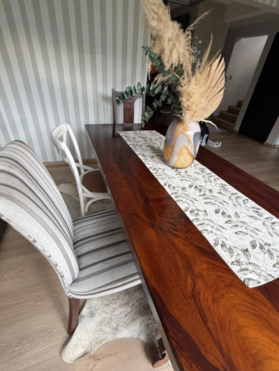 Comedor con 4 sillas y una banca