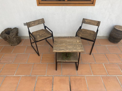 Juego de sillas y mesita 