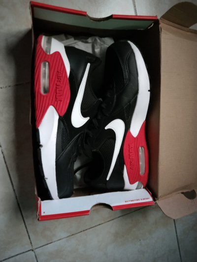 Vendo tenis Air max exee seminuevos  