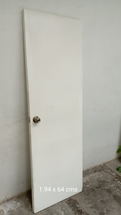 Dos puertas de madera udadas