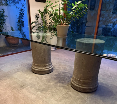 Mesa de vidrio de 2:40 por 1:20 con dos bases de cantera