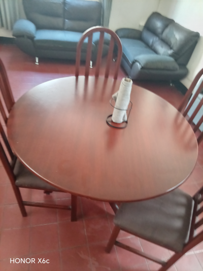 Vendo comedor de 4 sillas  de madera de pino 